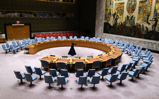 قاعة مجلس الأمن الفارغة في مقر الأمم المتحدة في مدينة نيويورك، 20 ديسمبر، 2023. (Charly Triballeau/AFP)