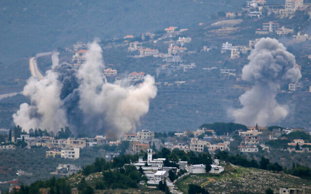 دخان يتصاعد بعد غارات إسرائيلية على بلدة كفركلا بجنوب لبنان بالقرب من الحدود مع إسرائيل، 21 ديسمبر، 2023. (AFP)