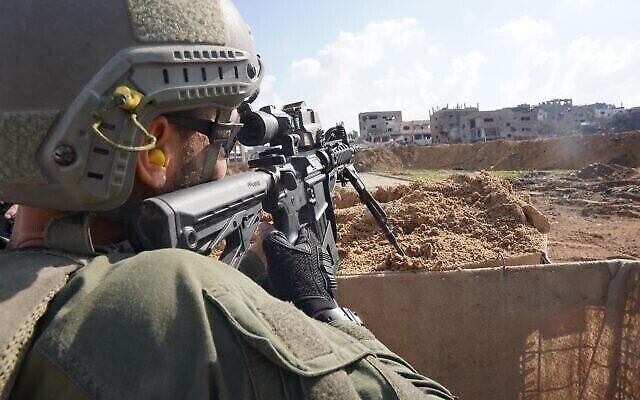 جندي يعمل في قطاع غزة، في صورة نشرها الجيش الإسرائيلي في 8 ديسمبر، 2023. (IDF)