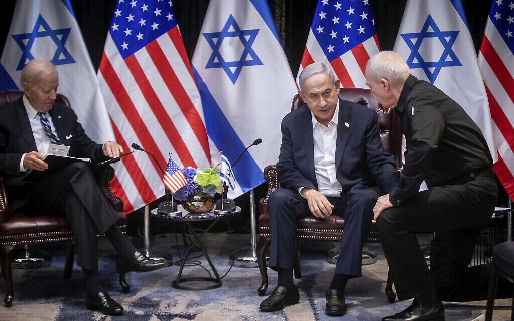 رئيس الوزراء بنيامين نتنياهو (الثاني على اليمين)، يجتمع مع وزير الدفاع يوآف غالانت، (على اليمين)، خلال لقائهما مع الرئيس الأمريكي جو بايدن (على اليسار)، لمناقشة الحرب بين إسرائيل وحماس، في تل أبيب، 18 أكتوبر، 2023.  (Miriam Alster/Pool Photo via AP)