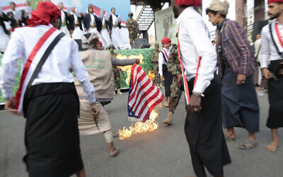 أنصار الحوثيين يحرقون العلم الأمريكي خلال مسيرة لإحياء الذكرى السابعة لاستيلاء الحوثيين على العاصمة اليمنية، في صنعاء، اليمن، 21 سبتمبر 2021. (AP Photo/Hani Mohammed, File)