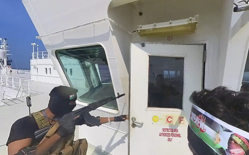 تظهر هذه الصورة التي نشرها المركز الإعلامي للحوثيين قوات الحوثيين على متن سفينة الشحن غالاكسي ليدر، 19 نوفمبر، 2023. (Houthi Media Center via AP)