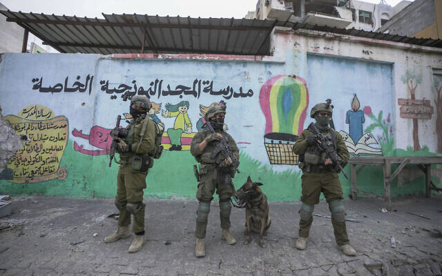 جنود إسرائيليون خلال العملية البرية في قطاع غزة، 22 نوفمبر، 2023. (AP Photo/Victor R. Caivano)