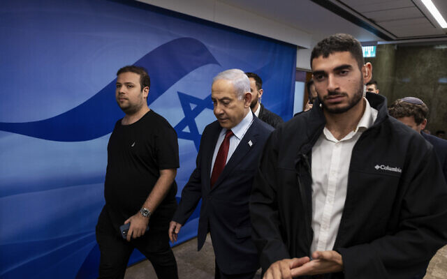 رئيس الوزراء بنيامين نتنياهو (وسط) يحضر الجلسة الأسبوعية لمجلس الوزراء في مكتب رئيس الوزراء في القدس، 10 ديسمبر، 2023. (Ronen Zvulun/Pool Photo via AP)