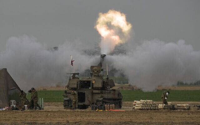 وحدة مدفعية إسرائيلية متنقلة تطلق قذيفة من جنوب إسرائيل باتجاه قطاع غزة، في موقع بالقرب من الحدود بين إسرائيل وغزة، الأحد، 10 ديسمبر، 2023. (AP/Leo Correa)