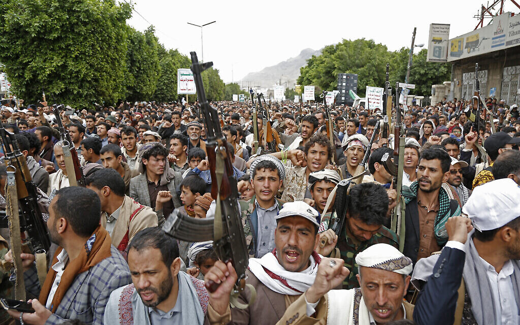 أنصار الحوثيين يرددون شعارات في تجمع حاشد، في 26، آذار 2023، في صنعاء، اليمن. (AP Photo/Hani Mohammed)