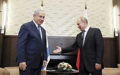 الرئيس الروسي فلاديمير بوتين، على يمين الصورة، يرحب برئيس الوزراء الإسرائيلي بنيامين نتنياهو خلال لقائهما في سوتشي، روسيا، 12 سبتمبر، 2019. (Shamil Zhumatov/Pool Photo via AP)