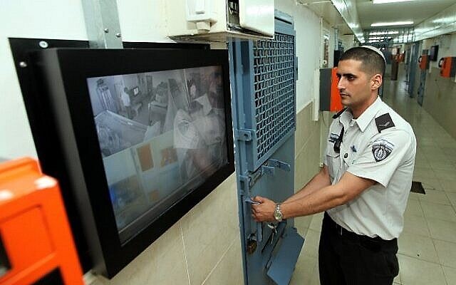 توضيحية: داخل سجن نيتسان في الرملة، 27 فبراير، 2012. (Moshe Shai/Flash90)