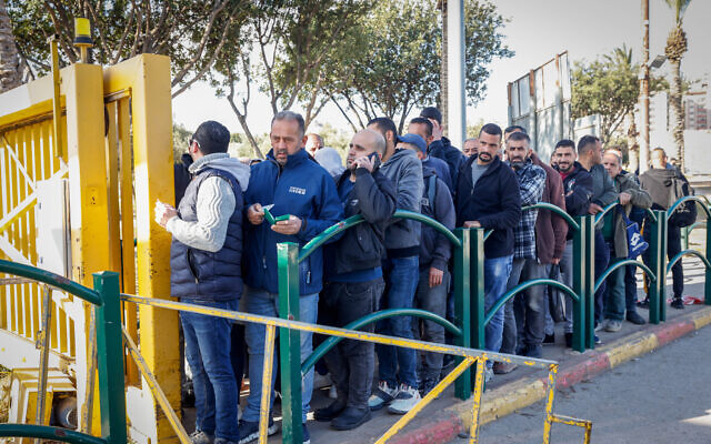 عمال فلسطينيون يصطفون عند مدخل مستوطنة "معاليه أدوميم" اليهودية، 23 فبراير، 2023. (Erik Marmor/Flash90)