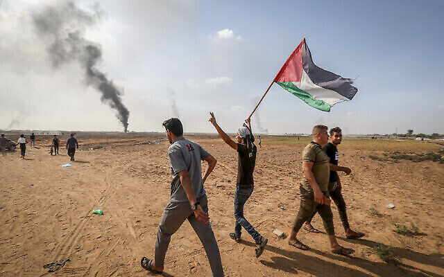 دخان يتصاعد عند السياج الحدودي مع إسرائيل من خان يونس في جنوب قطاع غزة بعد أن اقتحم حوالي 3000 من مسلحي حماس الحدود ودخلوا إسرائيل، 7 أكتوبر، 2023. (Abed Rahim Khatib/Flash90)