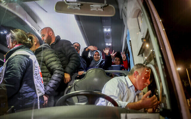 أسرى فلسطينيون محررون يصلون إلى مدينة رام الله بالضفة الغربية بعد إطلاق سراحهم بموجب شروط صفقة الرهائن بين إسرائيل وحماس، 28 نوفمبر، 2023. (Flash90)
