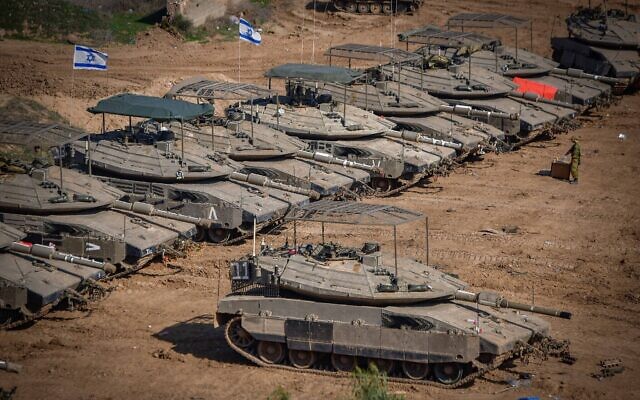 أرشيف: جنود إسرائيليون في منطقة تجمع بالقرب من الحدود الإسرائيلية مع غزة، جنوب إسرائيل، 30 نوفمبر، 2023. (Avshalom Sassoni/Flash90)