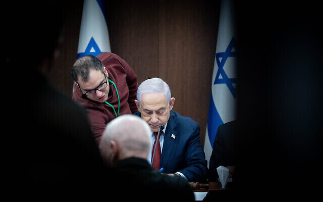 رئيس الوزراء بنيامين نتنياهو، وسط الصورة، يترأس جلسة لمجلس الوزراء في مكتبه بالقدس، 10 ديسمبر، 2023. (Yonatan Sindel/Flash90)