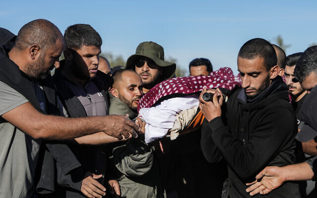 عائلة وأصدقاء سامر الطلالقة يشيعون جثمانه في جنوب إسرائيل، في 16 ديسمبر، 2023، بعد أن قتل بطريق الخطأ برصاص قوات الجيش الإسرائيلي في غزة حيث كان محتجزا كرهينة. (Flash90)