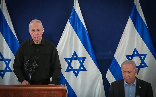 رئيس الوزراء الإسرائيلي بنيامين نتنياهو، على اليمين، مع وزير الدفاع يوآف غالانت خلال مؤتمر صحفي في تل أبيب، 16 ديسمبر، 2023.  (Noam Revkin Fenton/Flash90)