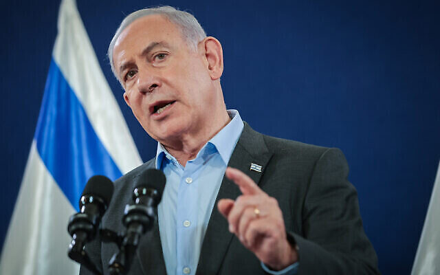 رئيس الوزراء بنيامين نتنياهو يتحدث خلال مؤتمر صحفي في وزارة الدفاع في تل أبيب، 16 ديسمبر، 2023. (Noam Revkin Fenton/Flash90)