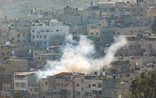 دخان يتصاعد خلال عملية عسكرية إسرائيلية في طولكرم بالضفة الغربية، 17 ديسمبر، 2023. (Nasser Ishtayeh/Flash90)