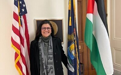 النائبة الديمقراطية رشيدة طليب تقف خارج مكتبها بعد وضع العلم الفلسطيني هناك في 25 يناير، 2023. (Rashida Tlaib/Twitter)