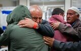 أفراد عائلة الزيادنة يتعانقون عند إطلاق سراح بلال وعائشة في مركز سوروكا الطبي، 1 ديسمبر، 2023. (Courtesy)