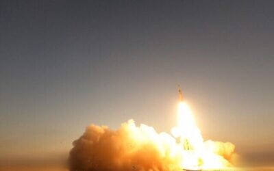 ملف: إطلاق صاروخ اعتراضي من نظام "السهم" على هدف فوق البحر الأحمر في أكتوبر 2023. (Defense Ministry)