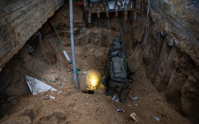 قوات الجيش الإسرائيلي تعمل بالقرب من مدخل نفق تابع لحركة حماس في شمال غزة، في صورة منشورة في 23 نوفمبر، 2023. (IDF)