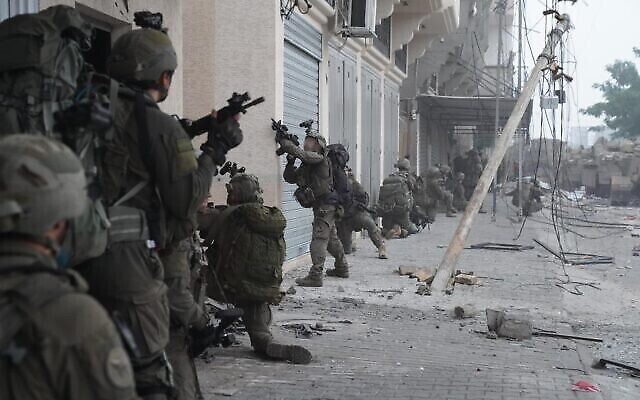 قوات الفرقة 98 تعمل في خان يونس بجنوب غزة، في صورة تم نشرها في 6 ديسمبر، 2023. (Israel Defense Forces)