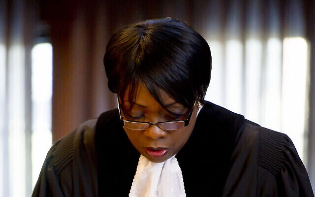 القاضية الأوغندية جوليا سيبوتيندي تدلي بإعلانها الرسمي كعضو جديد في محكمة العدل الدولية في قاعة العدل الكبرى بقصر السلام في لاهاي، 12 مارس، 2012. (ICJ)