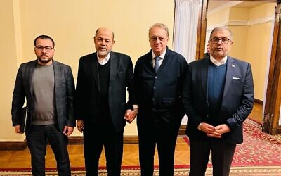 وفد من حماس بقيادة موسى أبو مرزوق (الثاني من اليسار) يجتمع مع نائب وزير الخارجية الروسي ميخائيل بوغدانوف (الثاني من اليمين) في موسكو، 19 يناير، 2024. (Hamas)