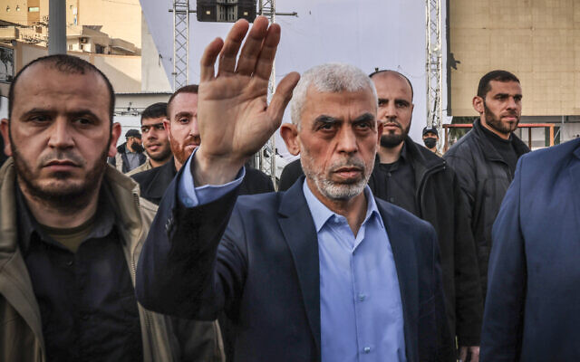 يحيى السنوار (وسط)، رئيس حركة حماس في قطاع غزة، يحيي مؤيديه في مدينة غزة، 14 أبريل، 2023. (MOHAMMED ABED / AFP)