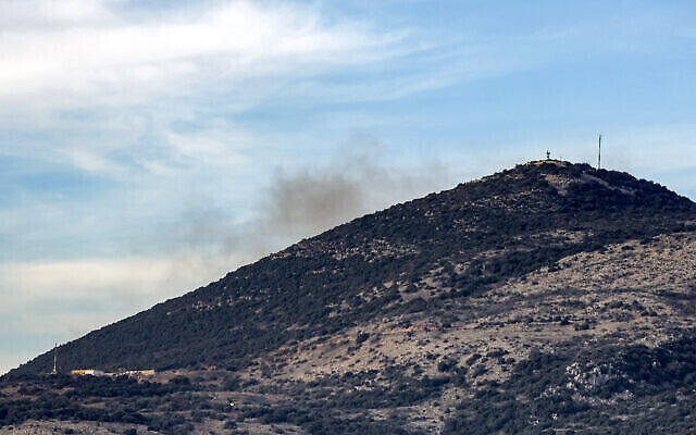أرشيف: دخان يتصاعد من خلف جبل دوف في أعقاب القصف الإسرائيلي على قرية كفر شوبا بجنوب لبنان، 20 ديسمبر، 2023. (Jalaa Marey / AFP)