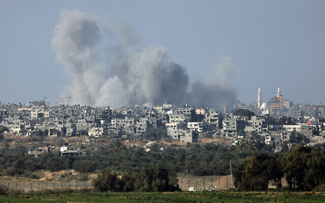 دخان يتصاعد فوق وسط غزة في أعقاب غارات إسرائيلية في 1 يناير، 2024. (Menahem KAHANA / AFP)