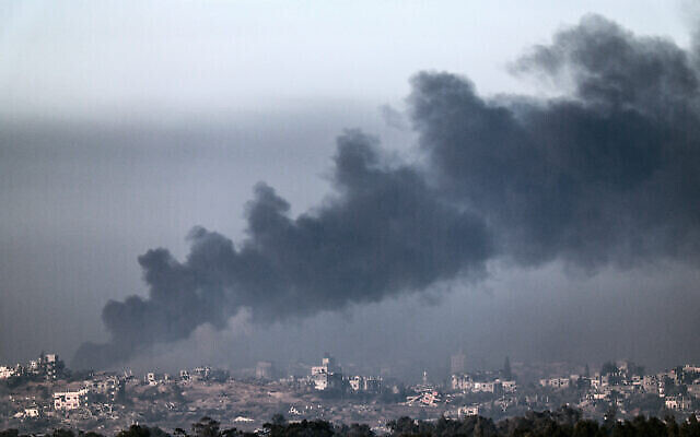 دخان يتصاعد في سماء قطاع غزة وسط غارات إسرائيلية في 4 يناير، 2024. (JACK GUEZ / AFP)