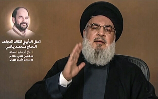 لقطة شاشة من قناة المنار التابعة لحزب الله التقطت في 5 يناير، 2024، تظهر زعيم حزب الله المدعوم من إيران حسن نصر الله وهو يلقي خطابا متلفزا (Al-Manar/AFP)