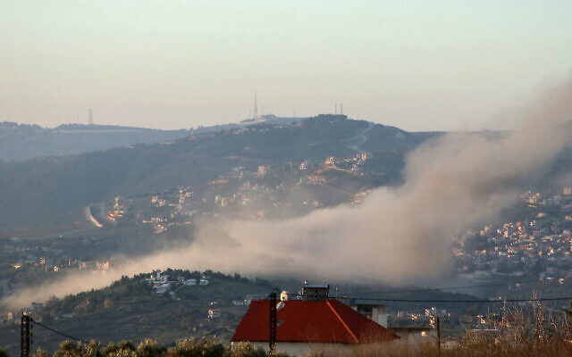 دخان يتصاعد بعد غارة للجيش الإسرائيلي على قرية كفركلا بجنوب لبنان بالقرب من الحدود مع إسرائيل في 9 يناير، 2024. (Rabih DAHER / AFP)