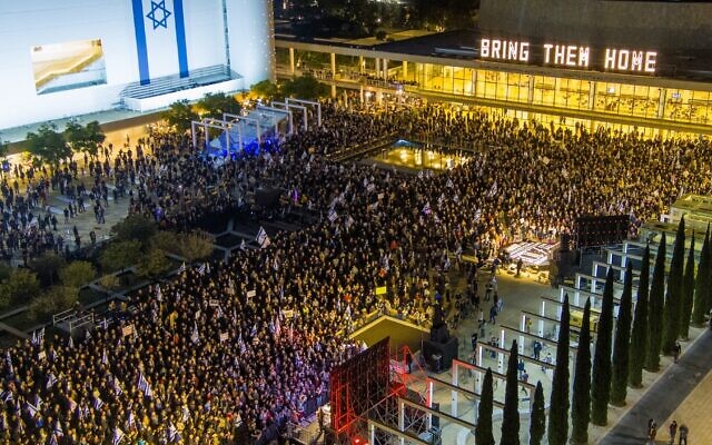 متظاهرون يطالبون بإجراء انتخابات مبكرة في ساحة هابيما في تل أبيب، 6 يناير، 2024. (Gilad Furst)