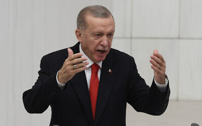 الرئيس التركي رجب طيب أردوغان يلقي كلمة في افتتاح الفصل الثامن والعشرين، السنة التشريعية الثانية للجمعية الوطنية التركية الكبرى في أنقرة، في 1 أكتوبر 2023. (Adem ALTAN / AFP)