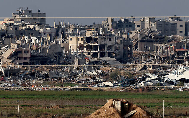 صورة ملتقطة من جنوب إسرائيل تظهر مباني مدمرة في قطاع غزة، 17 يناير، 2024. (JACK GUEZ / AFP)