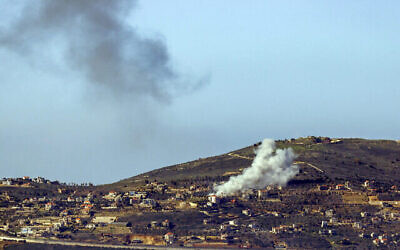 دخان يتصاعد فوق قرية عديسة اللبنانية خلال غارات إسرائيلية، 20 يناير، 2024. (jalaa marey / AFP)