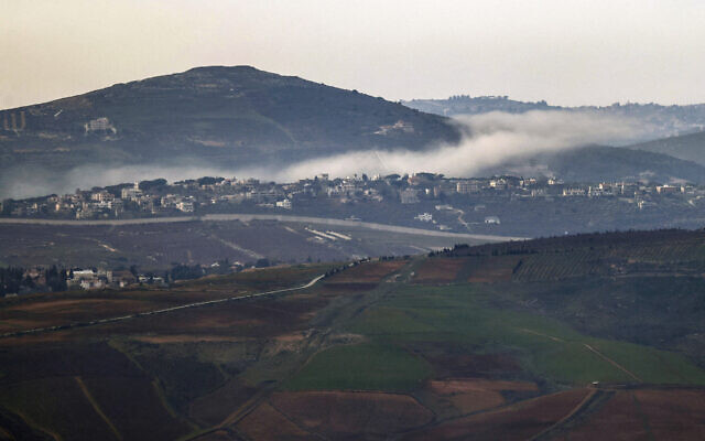 صورة تم التقاطها من موقع في شمال إسرائيل على طول الحدود مع لبنان، 21 يناير، 2024. (Jalaa Marey/AFP)