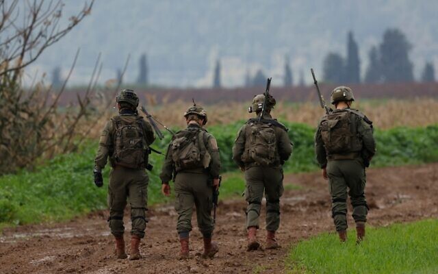 جنود إسرائيليون خلال دورية بالقرب من كيبوتس كفار بلوم الشمالي بالقرب من الحدود مع لبنان، بعد أن قال حزب الله إنه نفذ هجوما جويا بطائرتين مسيرتين ضد موقع لنظام دفاع جوي إسرائيلي في المنطقة الحدودية، في 25 يناير، 2024. (Jalaa Marey/AFP)