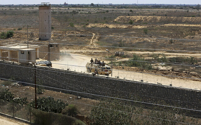 ملف: دورية مدرعة مصرية على الجانب المصري من الحدود بينما تعمل الجرافات على جانب غزة لإنشاء منطقة عازلة، في رفح، 28 يونيو، 2017. (AP Photo/Adel Hana)
