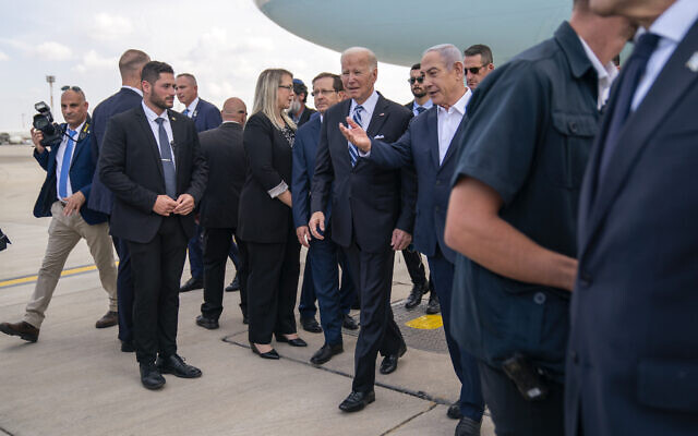 رئيس الوزراء بنيامين نتنياهو يستقبل الرئيس الأمريكي جو بايدن بعد وصوله إلى مطار بن غوريون الدولي، 18 أكتوبر 2023، في تل أبيب. (AP Photo/Evan Vucci)