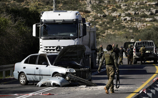 قوات الأمن الإسرائيلية تتفحص موقع هجوم إطلاق نار فلسطيني، بالقرب من وادي عيون الحرامية في الضفة الغربية، 7 يناير، 2024. (AP Photo/Leo Correa)