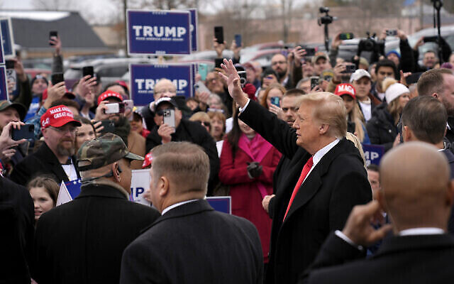 المرشح الرئاسي الجمهوري دونالد ترامب يحيي مؤيديه عند وصوله إلى إحدى محطات حملته الانتخابية في لندنديري، نيو هامبشير، 23 يناير، 2024. (AP Photo/Matt Rourke)