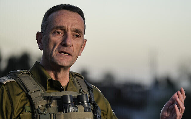 رئيس أركان جيش الدفاع الإسرائيلي اللفتنانت جنرال هرتسي هليفي يدلي بتصريح لوسائل الإعلام في قاعدة عسكرية في جنوب إسرائيل، 26 ديسمبر، 2023. (Flash90)