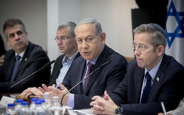 رئيس الوزراء بنيامين نتنياهو يترأس جلسة للحكومة في مقر الجيش الإسرائيلي في تل أبيب، 31 ديسمبر، 2023. (Miriam Alster/Flash90)