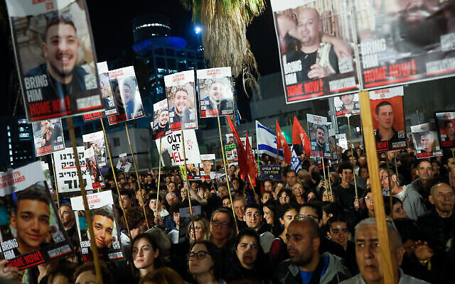 إسرائيليون يشاركون في المظاهرة الأسبوعية المطالبة بعودة الرهائن الذين تحتجزهم حركة حماس في قطاع غزة، في ساحة المخطوفين في تل أبيب، 6 يناير، 2024. (Miriam Alster/Flash90)