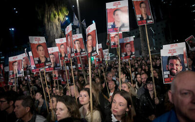 إسرائيليون يشاركون في مظاهرة تطالب بالإفراج عن الرهائن المحتجزين في غزة من قبل مسلحين فلسطينيين، في ساحة المخطوفين في تل أبيب، 20 يناير، 2024. (Miriam Alster/Flash90)