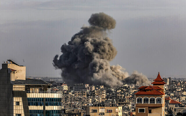 دخان يتصاعد بعد غارات جوية إسرائيلية على ما يبدو في خان يونس كما يظهر من رفح، في جنوب قطاع غزة، 24 يناير، 2024. (Abed Rahim Khatib/Flash90)