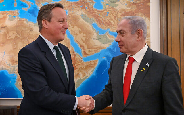 رئيس الوزراء بنيامين نتنياهو (يمين) يلتقي بوزير الخارجية البريطاني ديفيد كاميرون في القدس، 24 يناير 2024 (Kobi Gideon/GPO)